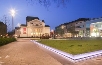 Stadtteater bei Nacht mit vorgelagerten Rasenflächen