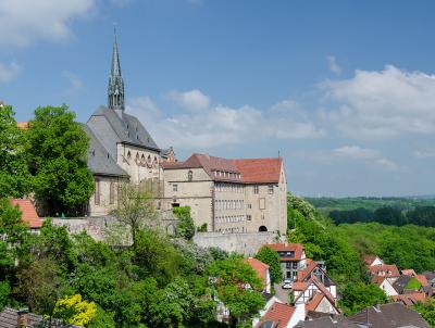 Blick auf die evangelische Altstadtkirche und Gymnasium Marianum