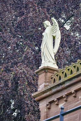 Mausoleum, Zierbrüstung und Dachfigur