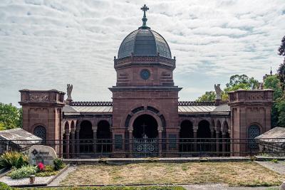 Mausoleum, Frontansicht vom Friedhofsniveau