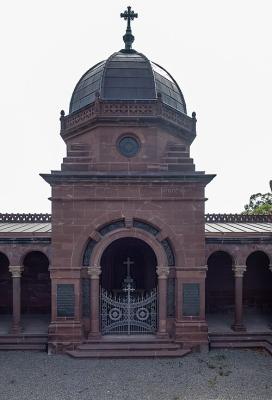 Mausoleum, Frontansicht, gefasster Innenhof