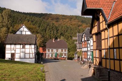 Räucherei, Remise, Gasthaus zur Post, Brückenwaage, Brauerei, Kolonialwarenladen und Fleischerei, Kaffeerösterei und Bäckerei, Tabakfabrik