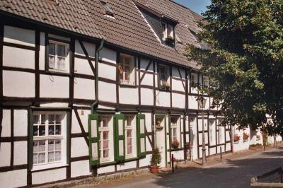Fachwerkreihenhäuser mit Gehwegeinsicht