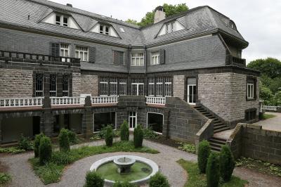Ansicht von Südwesten mit Blick in den Brunnengarten