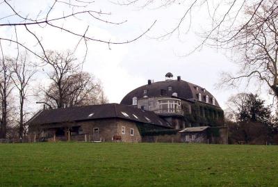 Rückwärtige Ansicht mit Grünfläche