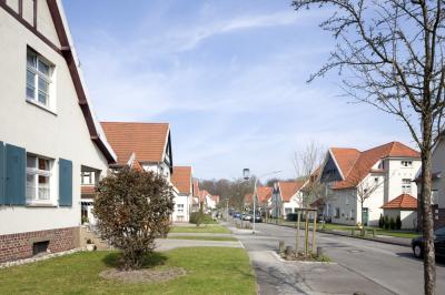 Laubenstraße mit Schachtgerüst der Zeche Teutoburgia im Hintergrund
