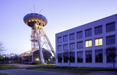Zeche Minister Achenbach mit LÜNTEC-Tower am Abend