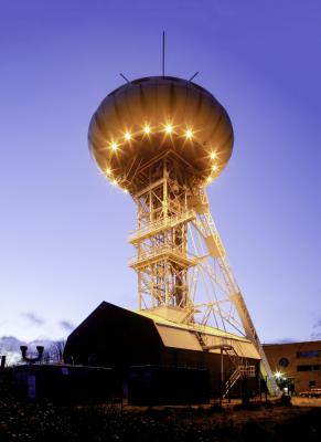 beleuchteter LÜNTEC-Tower am Abend