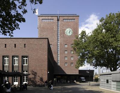 Uhrenturm des Bahnhofsgebäudes