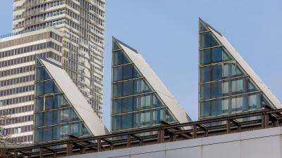 Dreieckige Dachelemente am Umspannwerk Mediapark, Köln