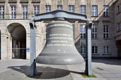 Weltausstellungsglocke vor dem Rathaus