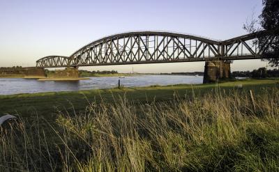 Haus-Knipp-Eisenbahnbrücke mit Blick über den Rhein