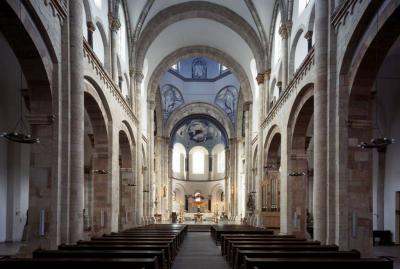 Innenansicht St. Aposteln mit Blick zum Chor