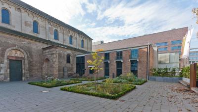 St. Cäcilien, Klostergarten mit Anbau