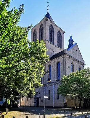 St. Kunibert, Westwerk mit Turm