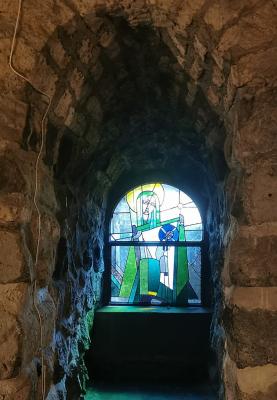 Glasfenster in der Krypta