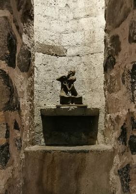 Brunnennische des Kunibertspütz mit Bronzefigur