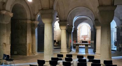 Blick in die Krypta Richtung Altar