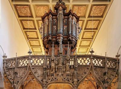 Orgel und Ausschnitt des Lettners