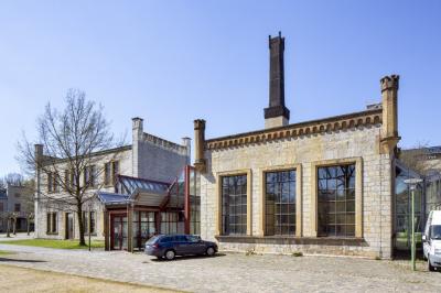 Rückseitige Ansicht mit Glasanbau 