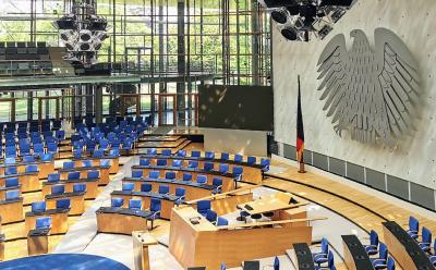 Rednerpult im Plenarsaal