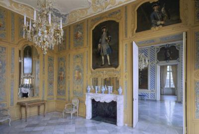 Speisezimmer mit Blick in Unteren Salon