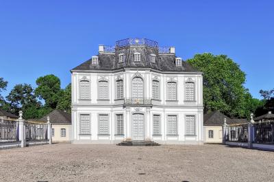 Jagdschloss Falkenlust, Ostansicht