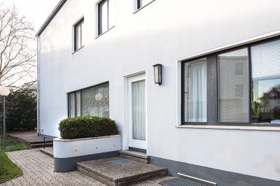 Steinfurt, Münsterstr. 35, Garteneingang mit halbrundem Pflanzbeet und Leuchte