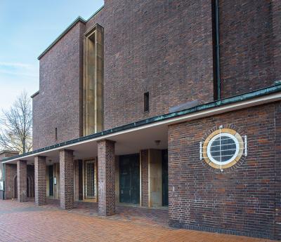 Münster, Heilig-Geist-Kirche, Schrägansicht Haupteingang mit Kolonnaden