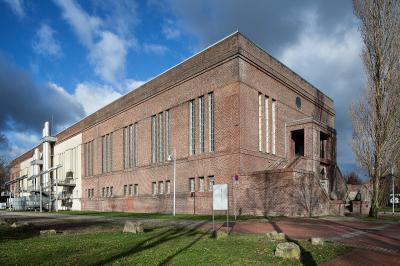Hamm, Machinenhalle der Zeche Sachsen, Seitenansicht des Haupteingangs mit linker Seitenfassade