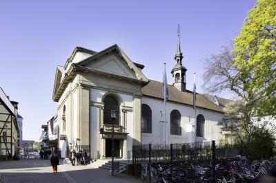 Blick zum Eingangsbereich der Kirche und auf das Langhaus