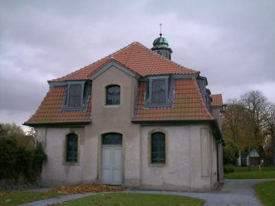 Wirtschaftsgebäude mit integrierter Kapelle