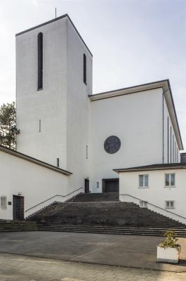 katholische Kirche Heiliggeist Aachen, Eingangsbereich mit breiter Freitreppe