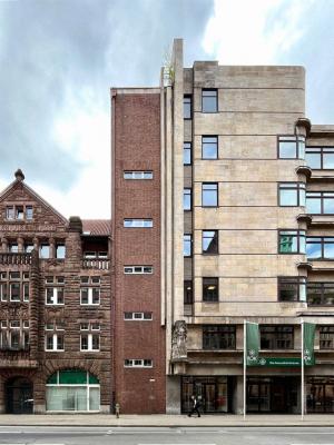 Altbau und Neubau der Allgemeinen Ortskrankenkasse, Frontansicht