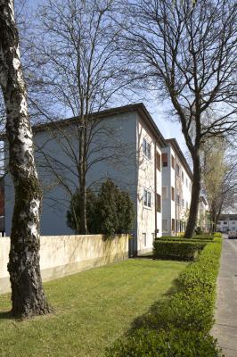 Straßenansicht mit Vorgärten in der Einschornsteinsiedlung