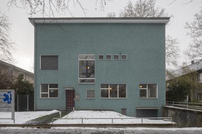frontaler Blick auf die Fassade von Haus Enkling