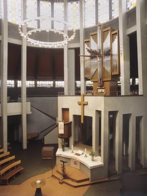 Innenraum der Auferstehungskirche mit Blick zum Altar