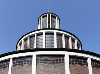 Nach oben gestaffelte Zylinder der Auferstehungskirche