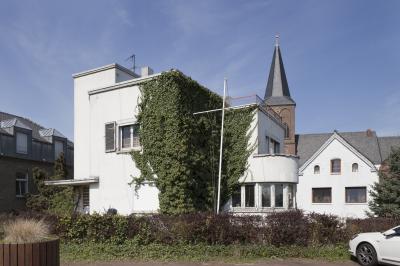 Ansicht Haus Haan vom Stadtwall, im Hintergrund Turm der Kirche St. Peter und Paul