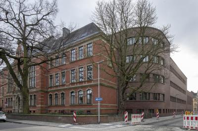 Altbau von 1889 und Erweiterungsbau von 1930 (heute Amtsgericht)