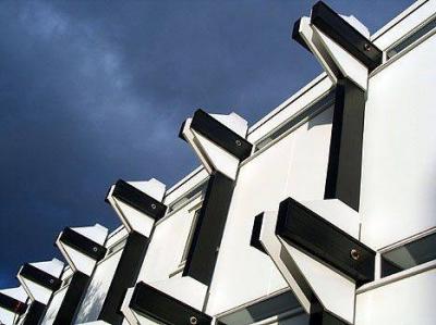 Fassade mit Trapezen und Balkenköpfen