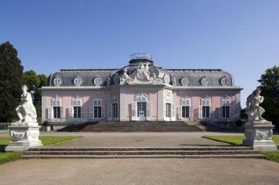 Gartenseite mit Terrasse