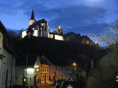 Blick vom Ort hoch zur Kirche am Abend