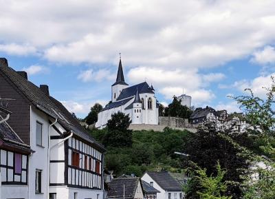 Blick vom Ort hoch zur Kirche