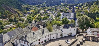 Ausblick von der Burgruine über den Ort