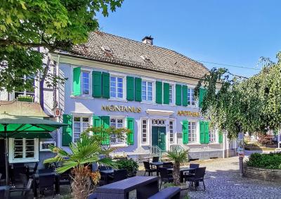 Wilhelmsplatz mit Montanus Apotheke (ehem. Wohnhaus des Dichters Wilhelm von Zuckamaglio)
