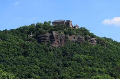 Blick vom Fuß des Bergs hoch zur Burg Nideggen