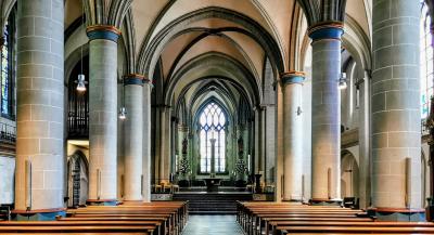 Blick ins Langhaus mit Altarraum