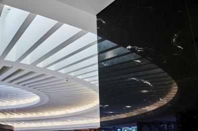 Wanddetail in der Lobby mit Deckenspiegelung