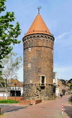 Blick in die Turmstraße mit Siebenteufelsturm auf der linken Seite